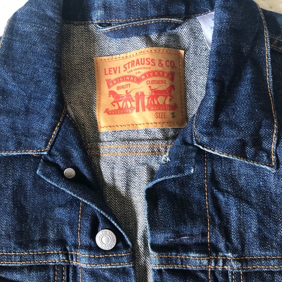 LEVI’S Denim Jacket - Picture 2 of 9